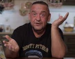 Звезду "Кривого зеркала" обвинили в побоях и насилии Звезду "Кривого зеркала" обвинили в побоях и насилии