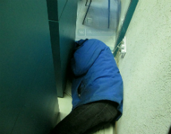 В Новосибирске мужчина стал "пленником" банкомата В Новосибирске мужчина стал "пленником" банкомата