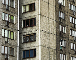 Пьяная женщина разбила BMW сломанным шкафом