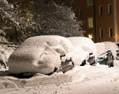 Гигантский сугроб "угнал" машину петербуржца Гигантский сугроб "угнал" машину петербуржца