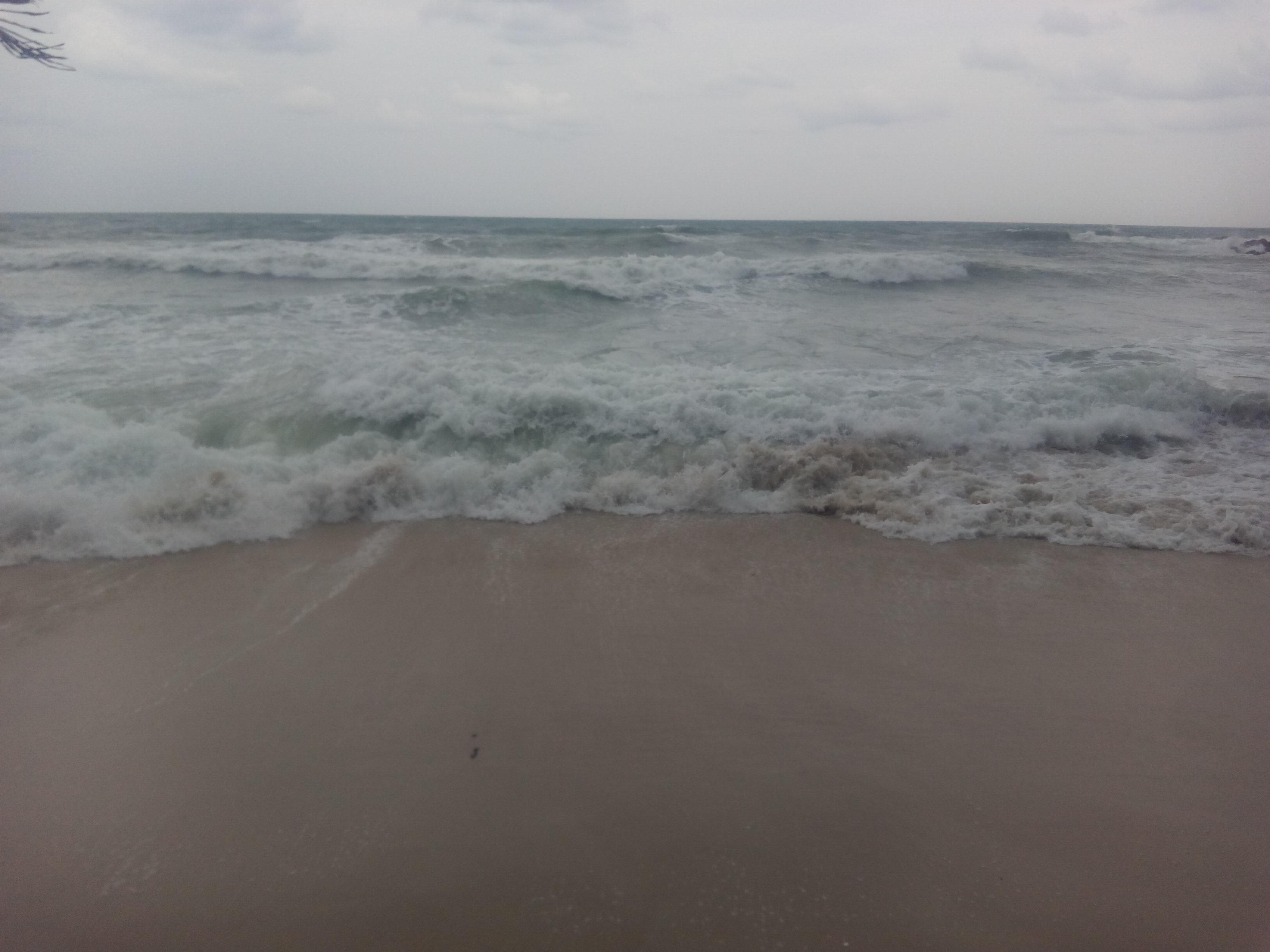 Турист из России сорвался со скалы в Таиланде