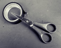 Мужчина хотел ограбить кафе, угрожая ножницами