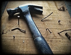 Женщина забила молотком гвоздь и ленивого мужа