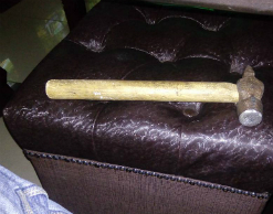 Покупатель авто ударил продавца молотком по голове