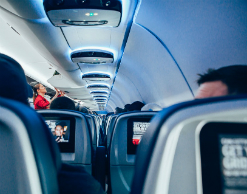 Дебошира на рейсе Москва-Доха усмирили оковами Дебошира на рейсе Москва-Доха усмирили оковами