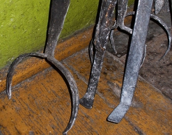 Мать и дочь пытались убить соседку ради колдовства Мать и дочь пытались убить соседку ради колдовства