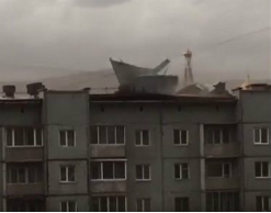 В Чите ветром сорвало крышу многоэтажного дома В Чите ветром сорвало крышу многоэтажного дома