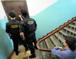 Казанские приставы выломали дверь злостному алиментщику