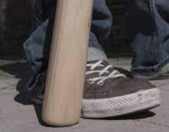 Кубанский подросток ударил женщину битой за замечание Кубанский подросток ударил женщину битой за замечание