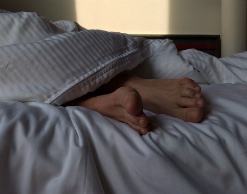 Влюбленные воры уснули в спальне ограбленного дома