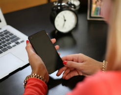 Онлайн-роман с «моряком» стоил женщине 800000 рублей