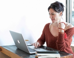 Женщина искала в соцсетях мужа, а потеряла квартиру Женщина искала в соцсетях мужа, а потеряла квартиру