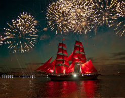 Желавших погулять подруг ограбили на «Алых парусах»