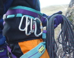 Сердитая пенсионерка "сбросила" альпиниста с 8-го этажа