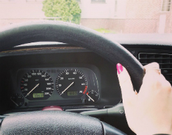 Автоледи укусила гаишника, который ее остановил Автоледи укусила гаишника, который ее остановил