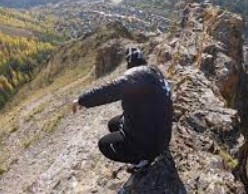 Подросток целый час висел на скале, ожидая спасателей Подросток целый час висел на скале, ожидая спасателей