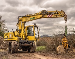 Мужчина ездил на экскаваторе с липовыми правами