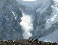 На Чукотке под снежной лавиной погиб человек На Чукотке под снежной лавиной погиб человек