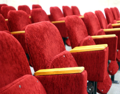 Британец умер, застряв под ВИП-креслом в кино