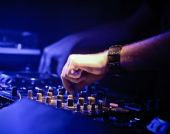 Сбежавший после суда диджей попался на афише в соцсетях