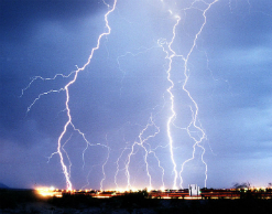 Молния ударила в девушек, когда они делали селфи