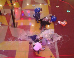 Упавшая люстра покалечила клиентку магазина