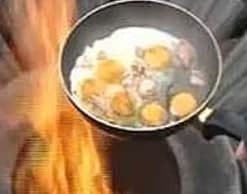 Пенсионерка сделала яичницу на Вечном огне Пенсионерка сделала яичницу на Вечном огне