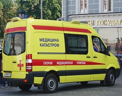 Пьяный мужчина, избив жену, взял в плен бригаду скорой Пьяный мужчина, избив жену, взял в плен бригаду скорой