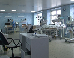 Девушка попала под автобус, который пыталась догнать Девушка попала под автобус, который пыталась догнать