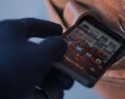 Украденный смартфон прислал владельцу фото вора