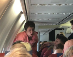 Дебоширку на рейсе Уфа - Дубай связали скотчем