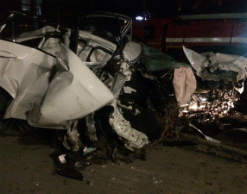 В Симферополе иномарка протаранила дерево