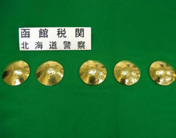 Японская таможня поймала женщин с золотыми бюстами Японская таможня поймала женщин с золотыми бюстами