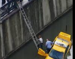 Московский таксист рухнул в Яузу вместе с авто и погиб