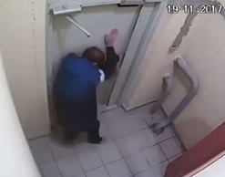 Пьяный мачо 3 часа бился с дверью подъезда