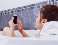 В Москве школьница погибла, взяв смартфон в ванну