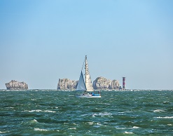 После 5 месяцев дрейфа в океане девушек спас ВМС США