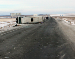 Дальнобойщик без прав перевернул автобус