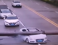 Китаец родился в рубашке, выжив в страшной аварии