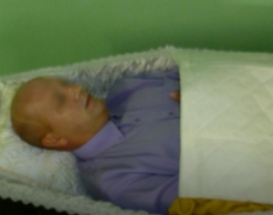 Выход — смерть: похоронный агент лег в гроб из-за долгов