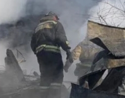 Сына хозяев сгоревшего дома нашли живым в руинах Сына хозяев сгоревшего дома нашли живым в руинах