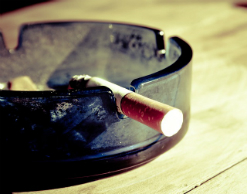 Борцы за здоровье сломали курильщику челюсть Борцы за здоровье сломали курильщику челюсть