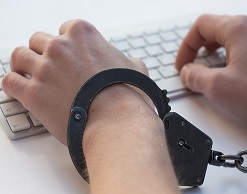 Чтобы украсть, мужчина, недолго думая, проломил стену