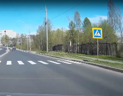 Иномарка сбила трех человек, сидевших на "зебре" Иномарка сбила трех человек, сидевших на "зебре"